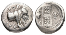 Illyria, Korkyra. AR, Drachm. 4.77 g. - 18.42 mm. Circa 270 / 50-229 BC.
Obv.: KOPKYPA, Forepart of cow standing right.
Rev.: Double stellate pattern;...
