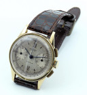 UNIVERSAL GENEVE. Compur. -Cronografo- Movimento a carica manuale. Cassa in oro giallo 18kt con diametro da 35mm. Dial silver con scala tachimetrica s...