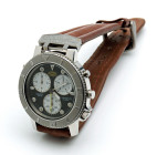CAMEL Trophy Referenza 3510. Movimento al quarzo. Cassa in acciaio con diametro da 38mm. Dial nero con 3 contatori bianchi. Funzione cronografo con ta...