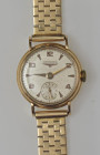 LONGINES -Lady- Cal. a carica manuale. Cassa in oro 18kt da 23mm. Dial panna con indici a bastone dorati. Ore e minuti al centro. Secondi in piccolo a...