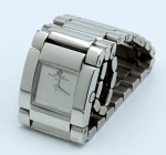 BAUME & MERCIER Catwalk. Referenza MV045197. Numero di serie 40XXXXX. Movimento al quarzo. Cassa in acciaio quadrata con diametro da 25mm. Dial argent...