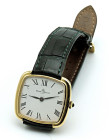 BAUME & MERCIER -Squadre- Referenza 37089. N. di serie 70XXXX. Movimento a carica manale. Cass in oro 18kt con diametro da 34mm. Dial bianco con numer...
