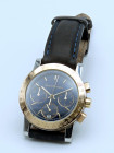 GIRARD-PERREGAUX. Referenza 7700. N. di serie B-XXX. Movimento al quarzo. Cassa in acciaio con diametro da 35mm, ghiera in oro giallo 18kt. Dial blu a...