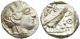 Griechische Münzen: Athen: AR Tetradrachme, nach 449 v. C., Av: Athenakopf rechts mit attischem Helm, a. d. Helm Ranke und Lorbeerblätter. Athena träg...
