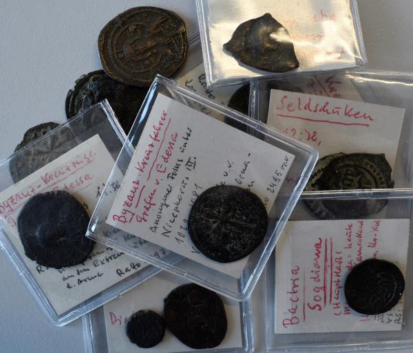 Byzanz: Kleines Konvolut von 13 byzantinischen Kupfermünzen, z.T. bestimmt. Inte...