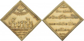 Altdeutschland und RDR bis 1800: Augsburg: Vergoldete Silberklippe 1748 von G.N. Nürnberger, auf das Kinderfriedensfest. Eine mit aufgehobenen Händen ...