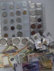 Alle Welt: Kleines Lot diverser Münzen und Banknoten aus aller Welt, dabei: Reales aus Mexiko um 1890 mit chinesischen Gegenmarken, Münzen aus dem bri...