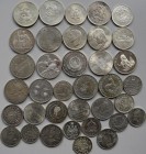 Alle Welt: Lot 36 Silbermünzen aus aller Welt. Dabei 1 Rupee Indien 1906, 1 Peso 1932 aus Cuba, 10 Frs 1968 aus Niger, Piastre de Commerce 1926 aus Fr...