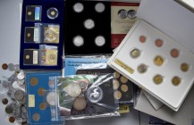 Alle Welt: kleine Sammlung diversen Münzen und Medaillen, überwiegend aus Abos, dabei: Vatikan Premiumsatz 2012+2016 je mit Goldmedaille, BRD die erst...