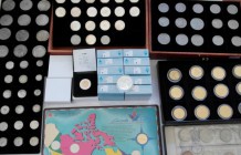 Alle Welt: Kleine Sammlung diverser Münzen, dabei: Set 25c Canada, diverse DDR Münzen (vergoldet), 64 verschiedene Gedenkmünzen der UdSSR, Vatikan Ged...