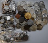 Alle Welt: Münzen und Medaillen queer durch die Welt, dabei: USA, 1/4 Dollar sowie 1 Dollar Gedenkmünzen, Kanadische Quarters, Münzen aus dem Kaiserre...