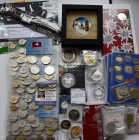 Alle Welt: Nettes Lot mit diversen Münzen und KMS, dabei: KMS Schweiz 2016, 4 x BRD DM KMS, 3x 1 OZ Silver Eagle, Fiji 50 Dollars 2013 (2 OZ) Egyptian...