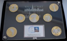 Alle Welt: Wall Street Investment - The Silver Collection 2008: 7 x 1 OZ diverse Silbermünzen (Eagle, Panda, Kookaburra...) teilvergoldet, im Glaskast...