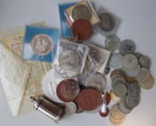 Alle Welt: Kleines Lot Münzen / Notgeld / Medaillen und Scheinen, dabei: 5 CHF Münzen aus der Schweiz, Rubel aus Russland, Medaillen aus der DDR, Porz...