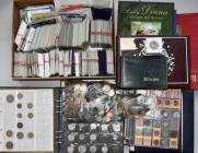 Alle Welt: Münzen, Medaillen und Telefonkarten. Ein interessantes Los für Allrounder. Einige Alben und eine Tüte mit über 3kg Münzen, darunter auch ku...