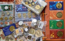 Alle Welt: Kleine Sammlung an Münzen und Medaillen, dabei u.a. Medaillen zur Fußball WM 2006 und ein paar Euro-KMS sowie Weltmünzen.
 [taxed under ma...