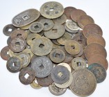 China: Lot fast 100 diverse Cash Münzen, alle ungeprüft. Vielleicht versteckt sich darunter eine Seltenheit, bitte besichtigen. Gekauft wie gesehen, k...