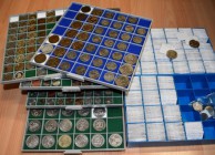 Großbritannien: GOT SAVE THE QUEEN: Ein BEBA Kasten mit 10 Einlagen, befüllt mit Münzen aus Großbritannien, Irland, sowie den Kanalinseln Jersey, Guer...