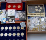 Euromünzen: Sammlung über 130 diverser 2 Euro Gedenkmünzen der Eurozone ohne Kleinstaaten Vatikan / San Marino / Andorra. Dabei in Holzbox: komplette ...