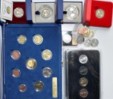 Euromünzen: Lot diverser Euromünzen, dabei Premiumset Vatikan 2015 mit Goldmedaille, San Marino Edelmetall-Set 2 Euromünzen, Monaco 2 Euro 2011 Hochze...