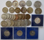 DDR: Lot 31 Gedenkmünzen und 3 Medaillen aus der DDR, dabei auch 20 Mark 1968 Karl Marx (J. 1521), 20 Mark 1990 Brandenburger Tor (J. 1635) in Silber ...