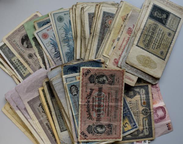 Varia, Sonstiges: BANKNOTEN: Lot über 200 Banknoten, dabei überwiegend Kaiserrei...