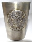 Varia, Sonstiges: Silberbecher mit eingefaßter Silbermünze ” Lübeck 32 Schilling 1796”, 75 mm hoch, zylindrische Form, Becherdurchmesser oben 58 mm, G...