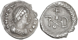 Ostrogothic Italy. Theoderic (493-526). AR Quarter Siliqua in the name of Justin I, Ravenna mint, c. 518-526 AD. Obv. DN IVSTI NVS AVG. Pearl-diademed...