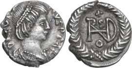 Ostrogothic Italy. Theoderic (493-526). AR Quarter Siliqua. Pseudo-Imperial Coinage. In the name of Justin I, Ravenna mint. c. 518-526 AD. Obv. D [N I...