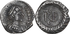 Ostrogothic Italy, Amalasuntha (534-535). AR Quarter Siliqua in the name of Justinian I. Ravenna mint. Obv. [DN IVSTI] NIAN AVG. Pearl-diademed and ma...