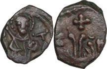 Bari. Ruggero II (1105-1154). Follaro. D/ San Demetrio di fronte regge scudo e lancia (?). R/ Scritta in caratteri cufici sormontata da croce. Cf. Tra...