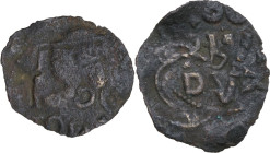 Salerno. Ruggero Borsa (1085-1111). Follaro. D/ Busto del duca (?) a destra con infula. R/ ROGE/ RI VS/ DVX su tre righe. Bellizia 86; Travaini 1995 8...