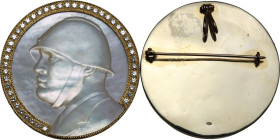 Era Fascista. Arte orafa Romana. Spilla o pendente in oro raffigurante il busto di Benito Mussolini inciso su madreperla entro cornice in oro ornata d...