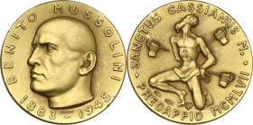 Benito Mussolini (1883-1945), Duce d'Italia. Medaglia commemorativa 1957. D/ BENITO MUSSOLINI 1883-1945. Busto di trequarti a sinistra; sotto, MOSCHI....