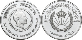 Jordan. Hussein bin Talal (1952-1999). Commemorative 10 Dinars AH 1406 (1985). KM 48. AR. 15.00 g. 29.00 mm. In official green box issued by the Centr...