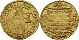 Dukaat 1631, Gold Type I. Staande ridder met Spaanse helm, zwaard en pijlenbundel met zeven pijlen tussen jaartal, tekst tussen de voeten en met binne...