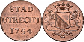 Duit 1754, Copper In het veld STAD / UTRECHT / jaartal met romeinse I. Kz. gekroond stadswapen met schildhouders.V. 116.6; PW. 5111. Met originele mun...