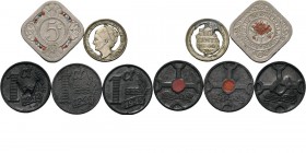 Lot bewerkte munten (5) , BEWERKTE MUNTEN TWEEDE WERELDOORLOG / STIL VERZET Bestaande uit een uitgezaagd Dubbeltje, een geëmailleerd vierkant Stuivert...