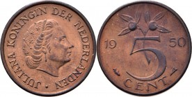 5 Cent 1950 Hoofd naar rechts. Kz. waardeaanduiding tussen jaartal onder bloeiende oranjetak. Mt. mercuriusstaf. TYPE I a (1950–1969). Mmt. vis. Zonde...