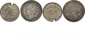 Lot Misslagen (2) Bestaande uit: Wilhelmina Gulden 1938 met metaalblaasjes en Juliana Gulden 1980 waarbij een deel van het muntplaatje ontbreekt als g...