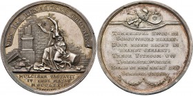 HISTORIEPENNIGEN - HISTORICAL MEDALS - AFBRANDEN VAN DE SCHOUWBURG VAN AMSTERDAM 1772, by door Th. v. Berckel. Zanggodin bij afgebrande schouwburg. Kz...