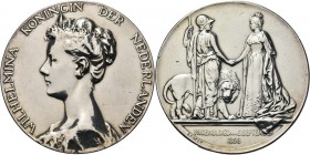 HISTORIEPENNIGEN - HISTORICAL MEDALS - WILHELMINA, INHULDIGINGSPENNING 1898, by door Bart van Hove / (W. Achtenhagen). Borstbeeld naar links. Kz. koni...