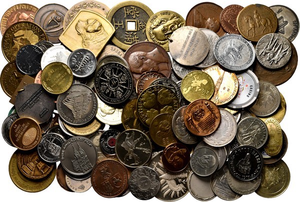 LOTS - Lot Foreign medals (ca. 140) Mostly modern, some coins are added. Contain...