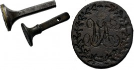 Lot zegelstempels (2). Bestaande uit een zilveren stempel met gestoken wapenschild en een koperen stempel voorzien van monogram AH. Diverse kwaliteite...