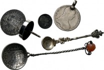 Lot zilveren muntsieraden. O.a. een lepel vervaardigd uit een Braziliaanse 960 Reis 1813 (met carneool) en een flessenstop vervaardigd uit een Maria T...