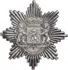 Zilveren embleem. Gekroond wapenschild gehouden door twee leeuwen, het geheel geplaatst op een stralende ster. Gekeurd, groot vreemd werk, circa 1810....