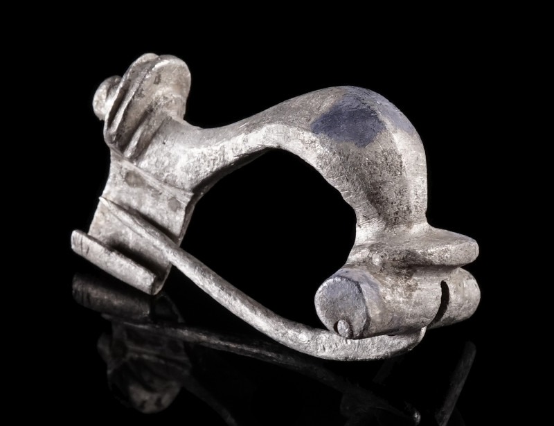 A ROMAN SILVER KNEE BROOCH
Circa 2nd-3rd century AD.
With facetted bow and sma...