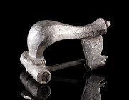 A ROMAN SILVER KNEE BROOCH
Circa 2nd-3rd century AD.
With facetted bow and small semicircular head plate. Hinged pin. Somewhat rough surface.
L 25 ...