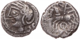 GALLIEN (H)AEDUI
Kaletedou (80-52 v. Chr.) AR-Quinar Vs.: stilisierter Kopf der Roma mit Helm n. l., Rs.: Pferd n. l., unten vierspeichiges Rad LT 81...