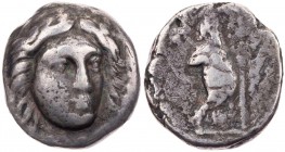 KARISCHE SATRAPEN
Maussolos, 377-353 v. Chr. AR-Drachme Halikarnassos Vs.: Kopf des Apollon mit Lorbeerkranz fast v. v., Rs.: Zeus Labraundenos steht...